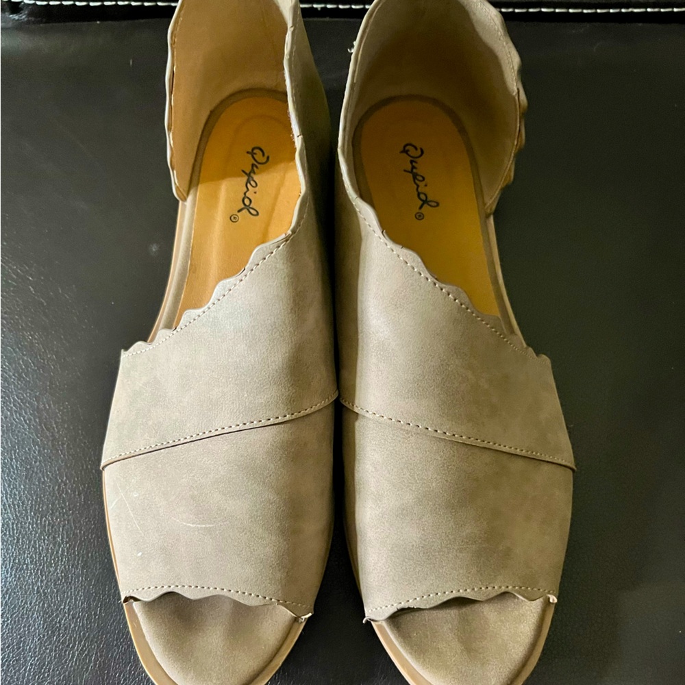 Tan flats